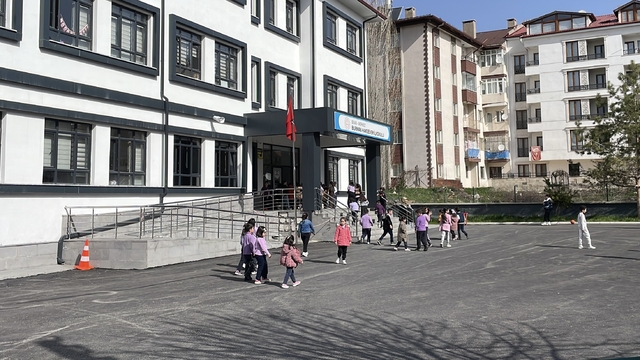 Sivas'ta eğitim sendikalarının iş bırakma çağrısı karşılık bulmadı
Eğitim sendikalarının iş bırakma çağrısına rağmen Sivas'ta öğretmen ve öğrencilerin büyük çoğunluğu derslerine devam etti