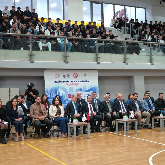 Sanayinin kalbi Gebze'de geleceğin ustaları iş dünyasıyla buluştu
460 firma...