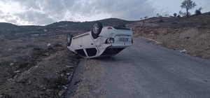 Ters dönen otomobilin sürücüsü, aracı bırakarak kaçtı
