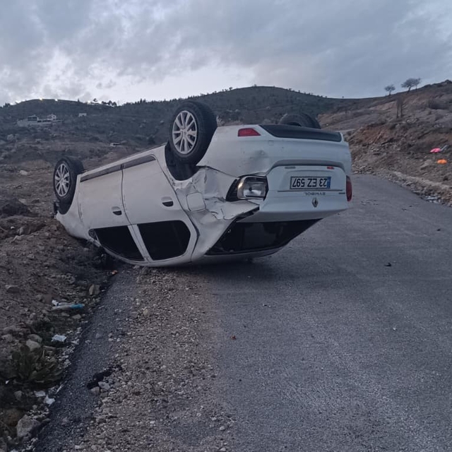 Ters dönen otomobilin sürücüsü, aracı bırakarak kaçtı