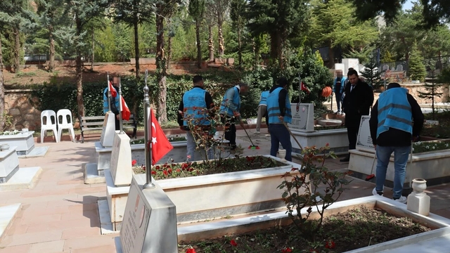 Yükümlülerden şehitliğe örnek davranış