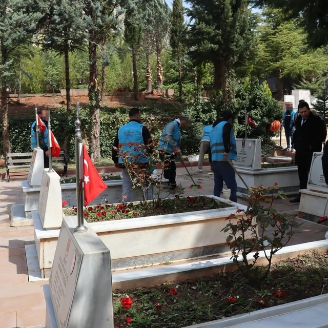 Yükümlülerden şehitliğe örnek davranış