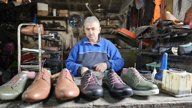 Zonguldak'ın son ayakkabı imalatçısı 26 yıllık atölyesinde teknolojiyle yarışıyor