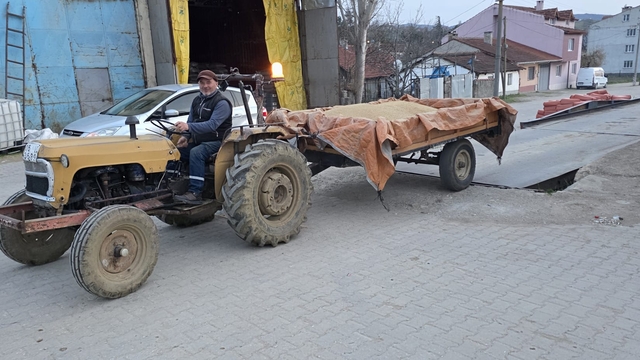 Bilecik'te üreticiye indirimli yemlik arpa dağıtıldı