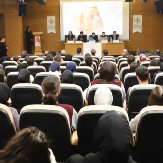 Bayburt'ta öğrenciler Sait Faik Abasıyanık'ı panelde anlattı