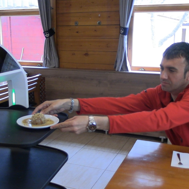 Edirne'de robot garson hizmete başladı, müşteriler memnun
Robot garson hem...