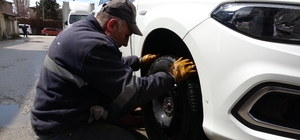 Yasak kalktı kar kalkmadı
Van'da yaz lastiği mesaisi başladı: Esnafta '15 N...