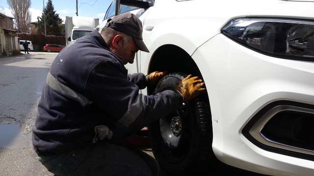 Yasak kalktı kar kalkmadı
Van'da yaz lastiği mesaisi başladı: Esnafta '15 Nisan' yoğunluğu