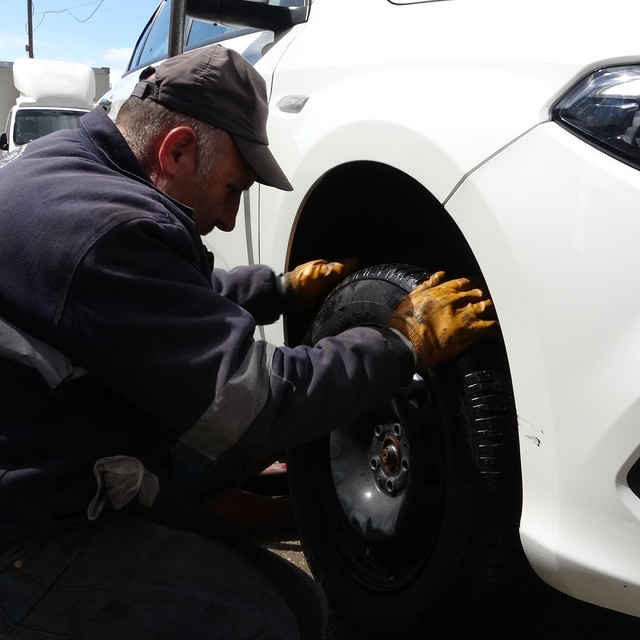 Yasak kalktı kar kalkmadı
Van'da yaz lastiği mesaisi başladı: Esnafta '15 N...