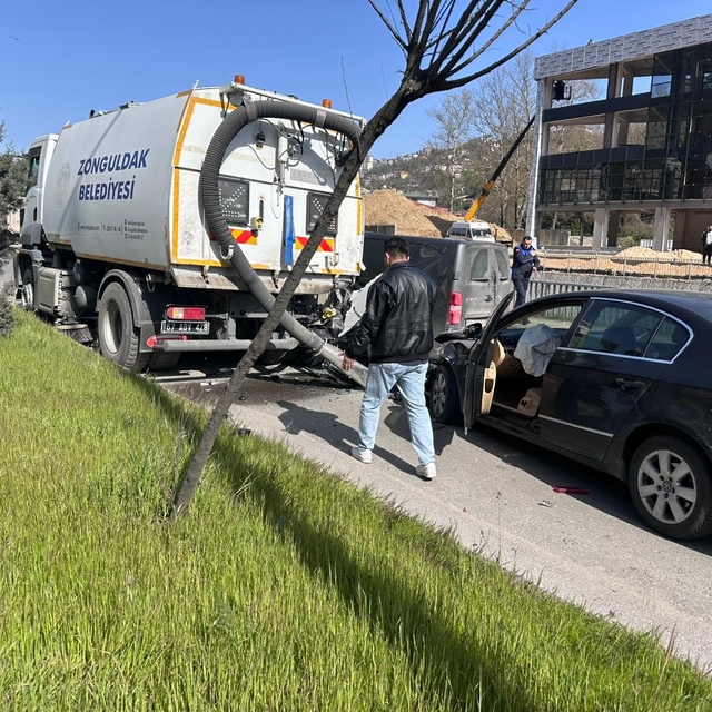 Zonguldak'ta belediye aracının karıştığı zincirleme kazada 4 kişi yaralandı