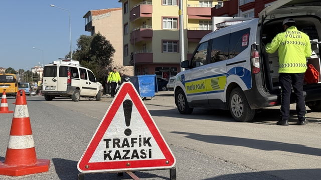Gerze'de hafif ticari araçla motosikletin çarpıştığı kazada 1 kişi yaralandı