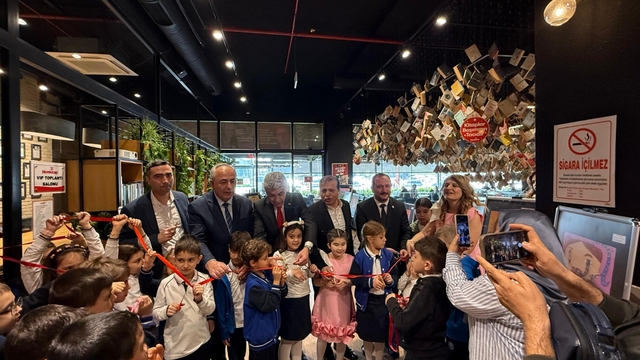 Bursa'da ilkokullu ressam Defne, ilk sergisini açtı