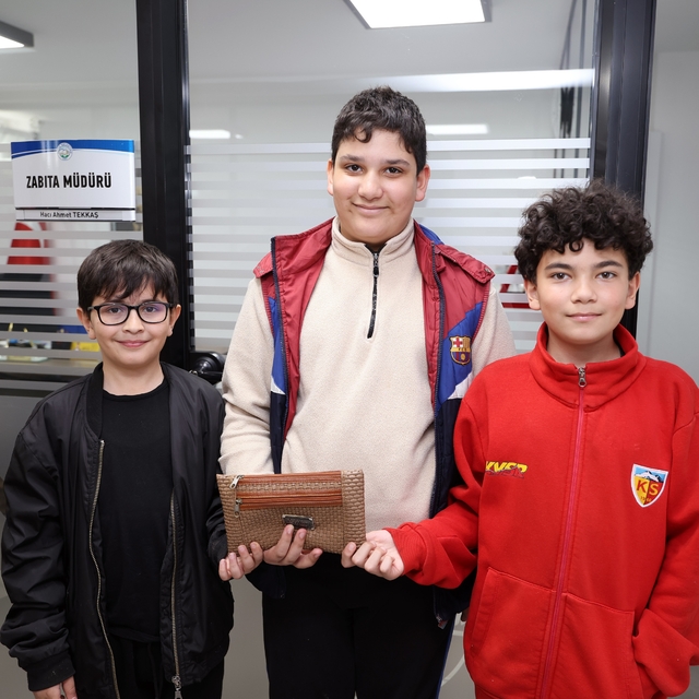 Çocuklardan örnek davranış: Buldukları cüzdanı sahibine ulaştırdılar