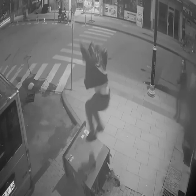 Arkadaşına sinirlendi, hırsını elektrik panosuna saldırarak aldı