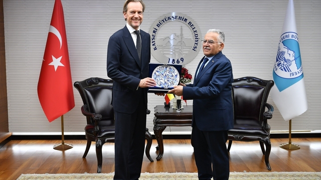 Belçika büyükelçini ağırlayan Büyükkılıç'tan AB vurgusu
Kayseri Büyükşehir Belediye Başkanı Memduh Büyükkılıç:
"Kayseri, standartlarıyla Avrupa'nın üzerine çıkma hedefinde"