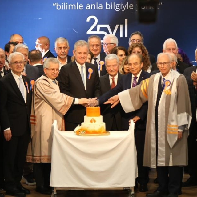 İzmir Ekonomi Üniversitesi'nde 25'inci yıla coşkulu kutlama