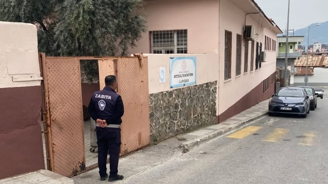 Türkiye'ye örnek olacak uygulama sürüyor: "Zabıta ekiplerinin okul nöbeti"
Germencik Belediyesi'nin uygulaması takdir topluyor