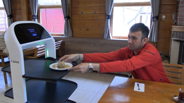 Edirne'de robot garson hizmete başladı, müşteriler memnun
Robot garson hem işleri hızlandırıyor, hem eğlendiriyor