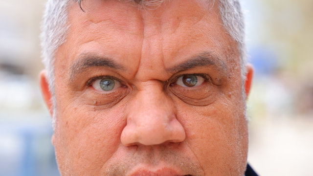 Kahramanmaraşlı adam 3 renkli gözleriyle görenlerin ilgisini çekiyor
Sol gözü kahverengi ve yeşil, sağ gözü mavi