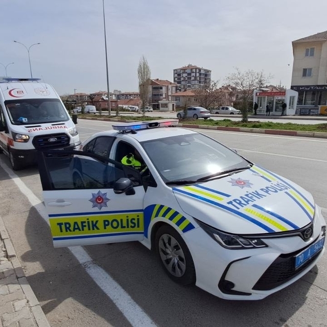 Karaman'da otomobile çarpan motosikletli yaralandı