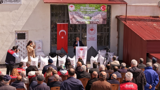 Ağın'da 108 çiftçiye nohut tohumu dağıtıldı