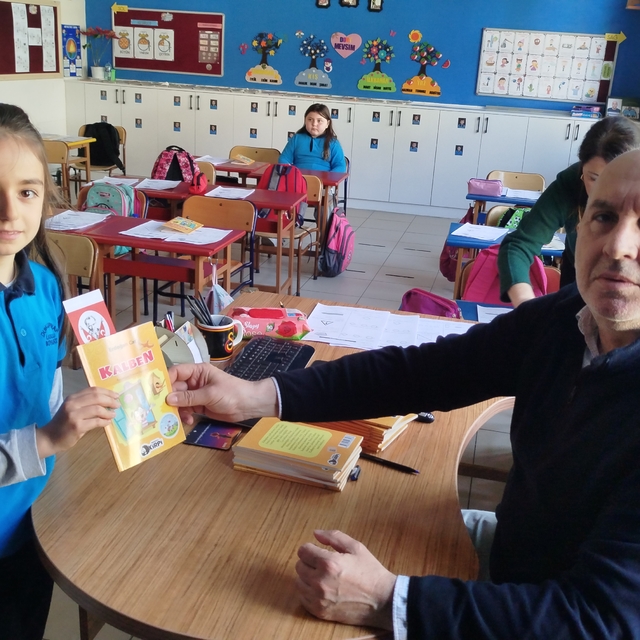 Boyabat'ta yazar Erdoğan Car, mezun olduğu ilkokulda öğrencilerle buluştu