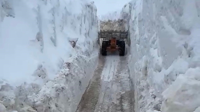 Şırnak'ta karlar arasındaki 2.5 kilometrelik "açık hava tüneli"