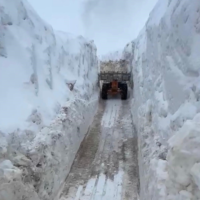 Şırnak'ta karlar arasındaki 2.5 kilometrelik "açık hava tüneli"
