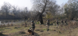 Yurt dışına kaçmaya çalışan 3 şüpheliye gözaltı