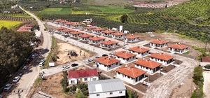 Hatay Büyükşehir Belediyesi, Karamağara'da inşa ettiği köy evlerinin anahta...