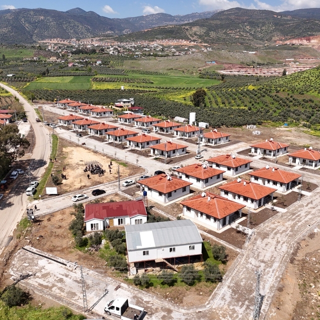 Hatay Büyükşehir Belediyesi, Karamağara'da inşa ettiği köy evlerinin anahta...