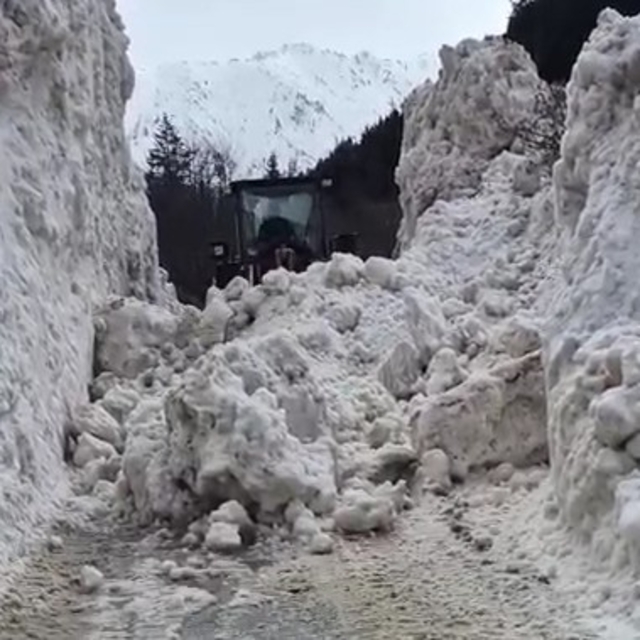 Rize'de yayla yollarında 5 metrelik kar temizliği