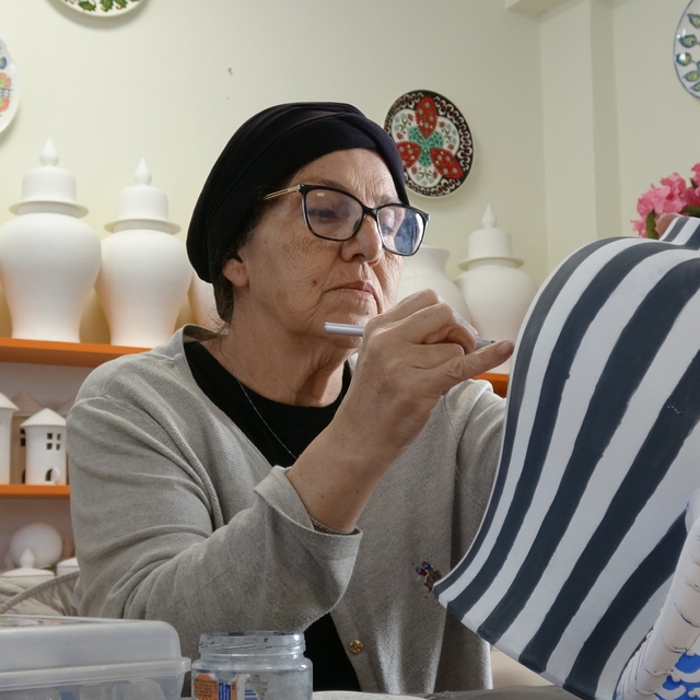 Çini, kadınların ellerinde hayat buluyor