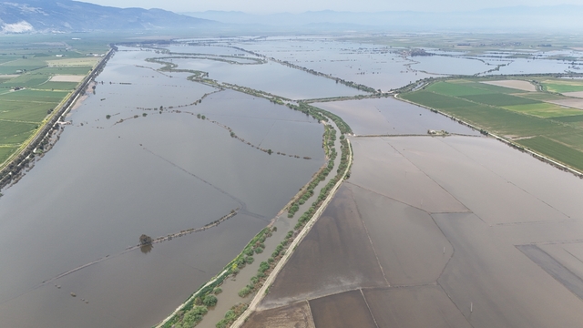 Söke'deki taşkının izleri havadan görüntülendi
Sular altında kalan araziler deniz görünümüne büründü