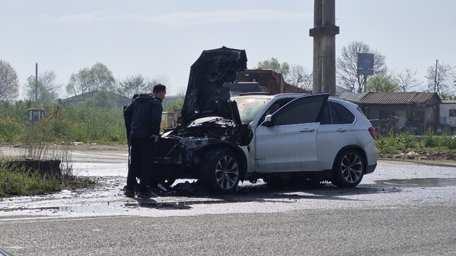 Seyir halindeki cip yandı