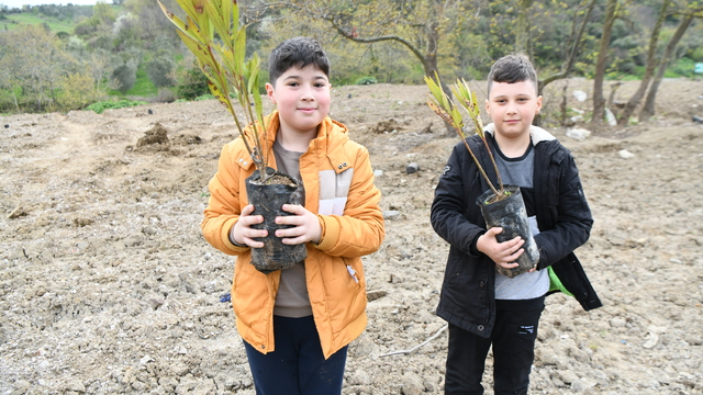 Lapseki'de fidanlar toprakla buluşturuldu