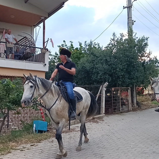 "Az daha çoktur" ile 10 yıllık birikimini sayfalara taşıdı