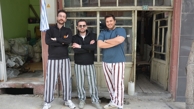 Pijamaları giyip geçmişe yolculuk yaptılar
Manisa'da 60 yıllık emektar terziye doktorlardan vefa ziyareti