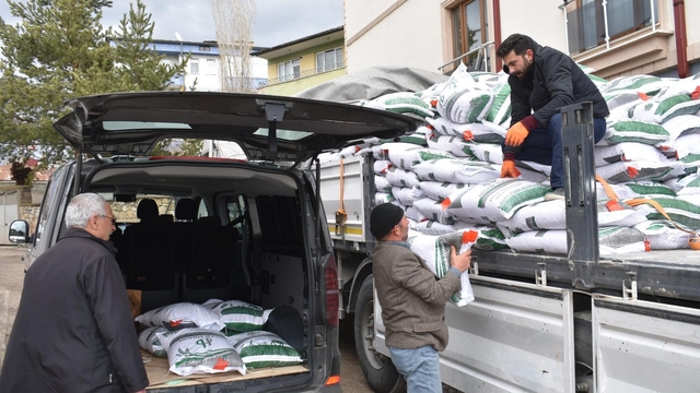 Bayburt'ta üreticilere yüzde 75 hibeli nohut tohumu dağıtıldı