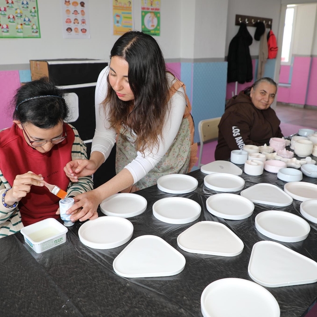 Engelsiz eller Mesir için üretiyor
Özel ihtiyaçlı öğrencilerden festivale a...