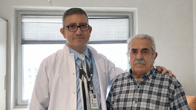 Şah damarındaki darlığa Karotis stent müdahalesi
Doç. Dr. Hakan Göçer:
"Kateter yardımıyla daralan damar bölgesine ulaşıldı ve plak oluşumunun bulunduğu alana stent yerleştirildi"