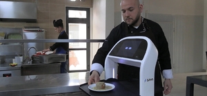 Edirne’de üniversitenin sosyal tesislerinde robot garson dönemi
