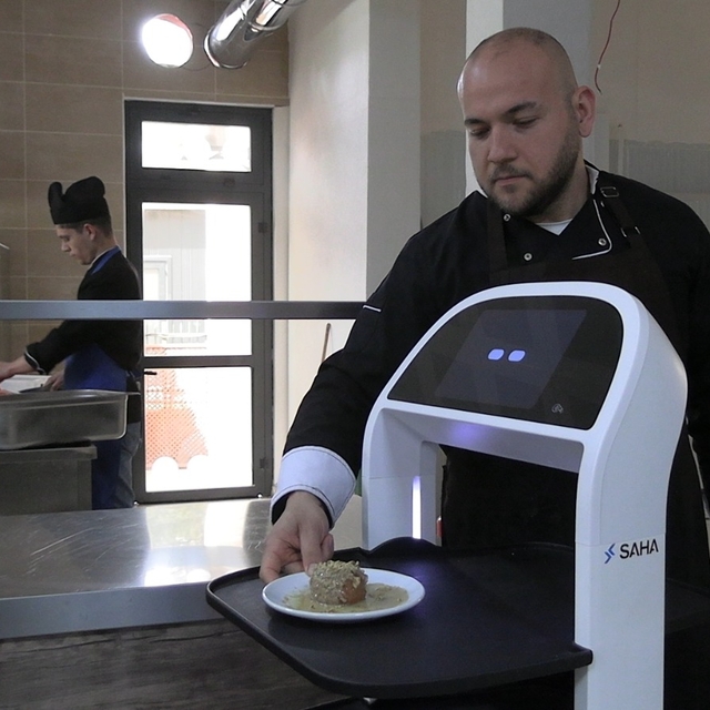 Edirne'de üniversitenin sosyal tesislerinde robot garson dönemi