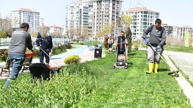 Yeşilyurt'ta park ve yeşil alanlarda bakım ve onarım çalışması