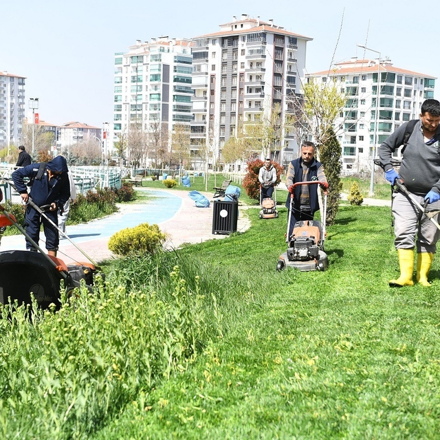 Yeşilyurt'ta park ve yeşil alanlarda bakım ve onarım çalışması