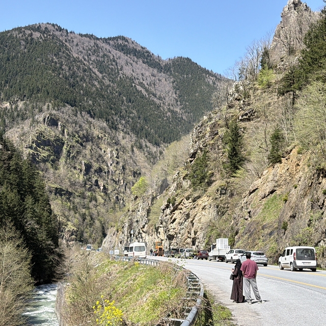 Çaykara-Uzungöl karayolunda kaya düşmesi nedeniyle ulaşım kontrollü sağlanı...