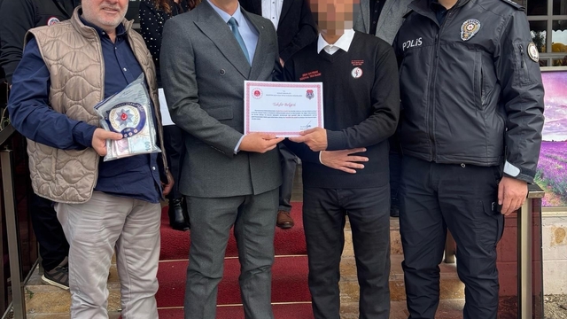 Bozüyük Açık Ceza Evi'ndeki hükümlüden örnek davranış
Halka açık tesislerde unutulan ve içinde 53 bin 600 lira olan mont sahibine ulaştı