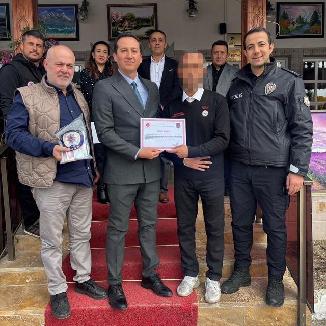 Bozüyük Açık Ceza Evi'ndeki hükümlüden örnek davranış
Halka açık tesislerde...