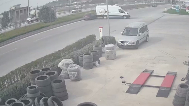 Sürücüsüz minibüs yola çıktı, seyir halindeki araçların arasına daldı
Konya'da el frenini çekmeyi unutan sürücünün aracı yola çıktı, minibüs çevredeki vatandaşlar tarafından durduruldu