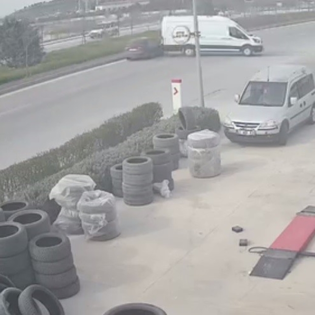 Sürücüsüz minibüs yola çıktı, seyir halindeki araçların arasına daldı
Konya...